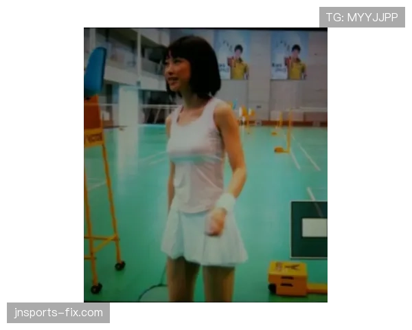 看安洗莹机场照，赛场女王下班变名媛，随手一拎就把我这月工资打包了